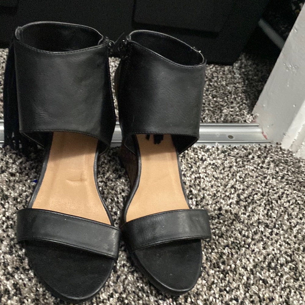 brand new never worn. just sat in my closet. has fringe on the side